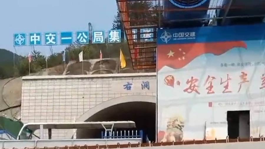 中交一公局集團使用HC高速液壓夯實機在渝武高速中梁山隧道項目進行路基夯實處理 中交一公局集團使用HC高速液壓夯實機在渝武高速中梁山隧道項目進行路基夯實處理